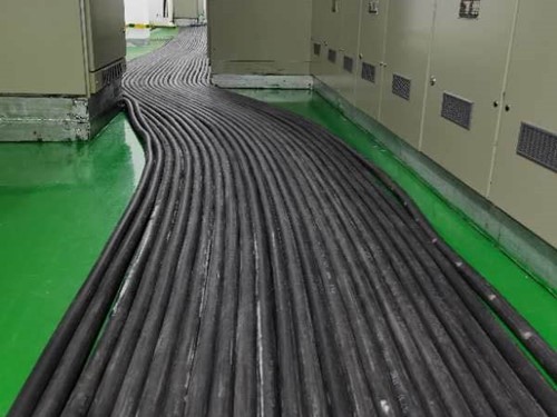 芷江如何根据理论计算公式计算温度对特定电压测量结果的影响？